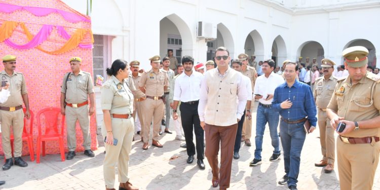 डीएम अवनीश कुमार राय और एसएसपी अंकिता शर्मा ने मतदान केंद्र का किया निरीक्षण, शांतिपूर्ण और निष्पक्ष मतदान के दिए निर्देश