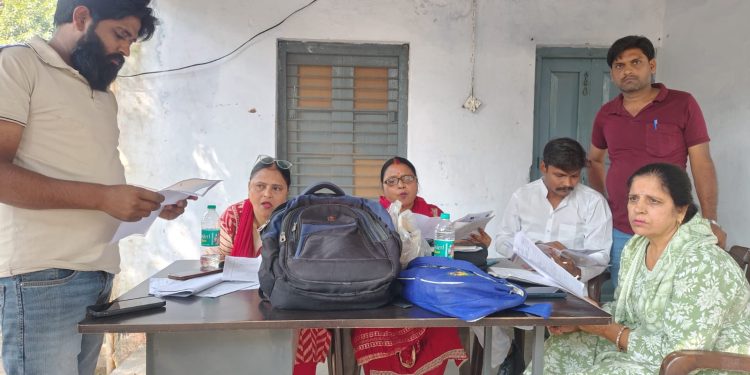 मतदाता सूची का निरीक्षण कर अली अल्वी ने नए मतदाताओं के जुड़वाए नाम