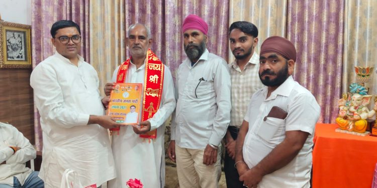 बिसौली विधानसभा से भाजपा टिकट की दावेदारी तेज, रामनरेश गौतम ने जिला प्रभारी को सौंपा बायोडाटा