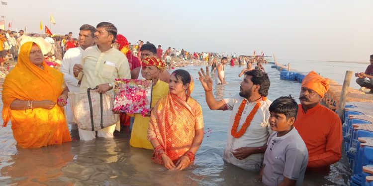 आस्था का सैलाब: छछऊ धाम से कछला गंगा घाट पहुंची भव्य नारियल विसर्जन यात्रा