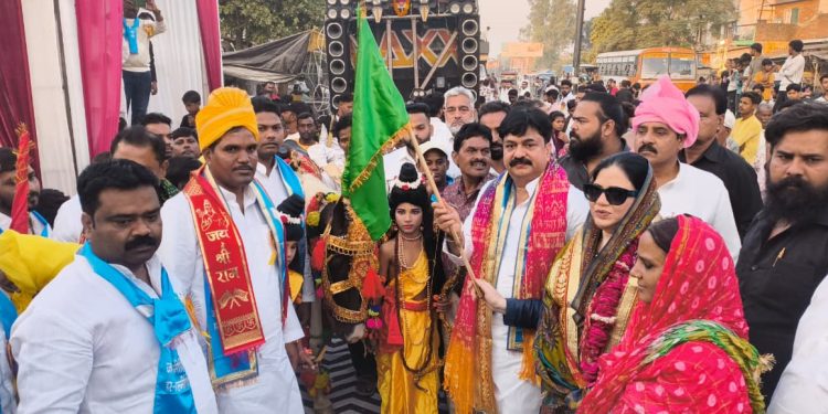 बदायूं में महर्षि वाल्मीकि जयंती पर निकली भव्य शोभायात्रा, आबिद रजा और फात्मा रजा ने दिखाई हरी झंडी
