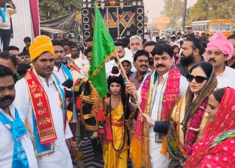 बदायूं में महर्षि वाल्मीकि जयंती पर निकली भव्य शोभायात्रा, आबिद रजा और फात्मा रजा ने दिखाई हरी झंडी
