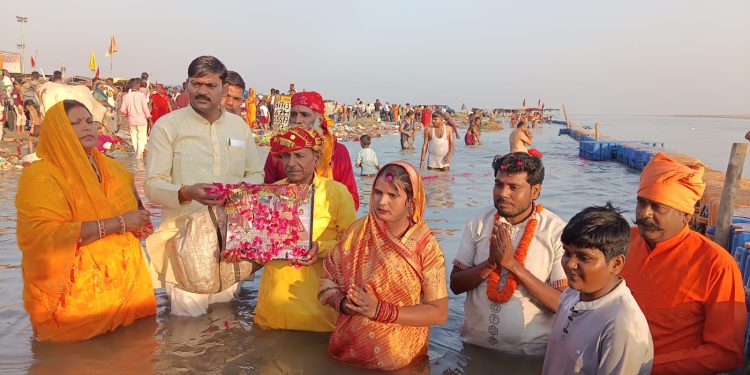 छछऊ धाम से निकली भव्य नारियल विसर्जन यात्रा, कछला गंगा घाट पर 21 हजार एक नारियल विसर्जित
