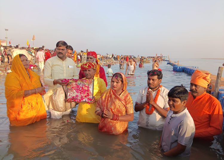 छछऊ धाम से निकली भव्य नारियल विसर्जन यात्रा, कछला गंगा घाट पर 21 हजार एक नारियल विसर्जित