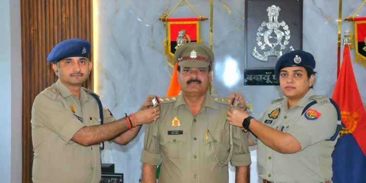 बदायूं में पांच उपनिरीक्षक निरीक्षक पद पर पदोन्नत, एसएसपी अंकिता शर्मा ने स्टार लगाकर दी बधाई