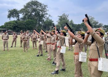 बदायूं पुलिस लाइन में बलवा मॉकड्रिल का अभ्यास, महिला पुलिसकर्मियों ने भी लिया भाग