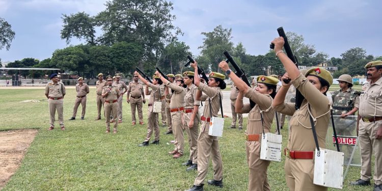 बदायूं पुलिस लाइन में बलवा मॉकड्रिल का अभ्यास, महिला पुलिसकर्मियों ने भी लिया भाग