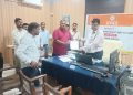 मीटर रीडरों को आउटसोर्स सेवा निगम में शामिल करने की मांग, अधीक्षण अभियंता को सौंपा ज्ञापन
