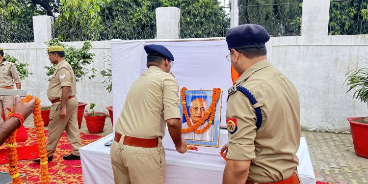 सरदार पटेल की 151वीं जयंती पर पुलिसकर्मियों ने ली राष्ट्रीय एकता की शपथ