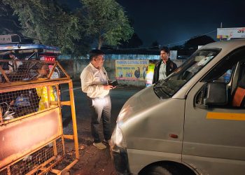 बकाया टैक्स जमा नहीं करने वाले 16 वाहन सीज, 64 के चालान
