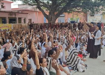 सीएमओ कार्यालय पर गरजीं आशा व आशा संगिनी, जमकर नारेबाजी प्रदर्शन