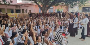 सीएमओ कार्यालय पर गरजीं आशा व आशा संगिनी, जमकर नारेबाजी प्रदर्शन