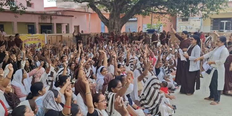 सीएमओ कार्यालय पर गरजीं आशा व आशा संगिनी, जमकर नारेबाजी प्रदर्शन