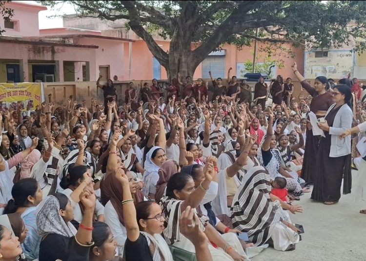 सीएमओ कार्यालय पर गरजीं आशा व आशा संगिनी, जमकर नारेबाजी प्रदर्शन