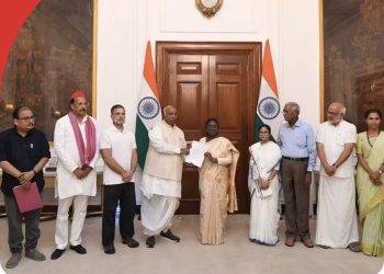वोट चोरी के आरोपों पर INDIA गठबंधन का प्रदर्शन, राष्ट्रपति से मिले राहुल गांधी समेत 10 नेता