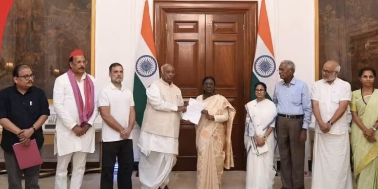 वोट चोरी के आरोपों पर INDIA गठबंधन का प्रदर्शन, राष्ट्रपति से मिले राहुल गांधी समेत 10 नेता