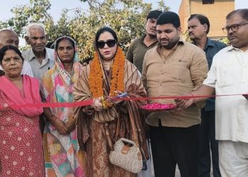 Badaun=पालिकाध्यक्ष फात्मा रजा ने किया सड़क-नाली निर्माण कार्यों का उद्घाटन