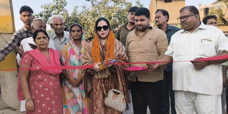 Badaun=पालिकाध्यक्ष फात्मा रजा ने किया सड़क-नाली निर्माण कार्यों का उद्घाटन
