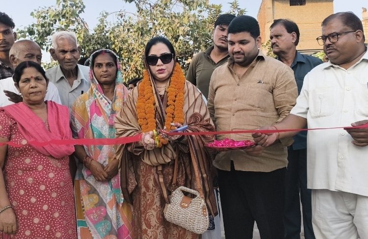 Badaun=पालिकाध्यक्ष फात्मा रजा ने किया सड़क-नाली निर्माण कार्यों का उद्घाटन