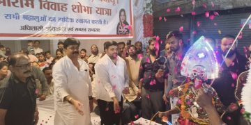 आबिद रजा ने पुष्पवर्षा कर किया श्रीराम बारात का भव्य स्वागत, रेड कारपेट मैटिंग बनी आकर्षण