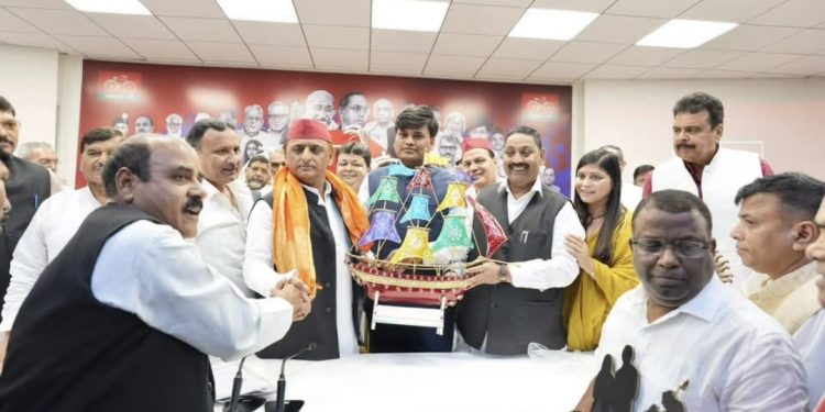 बरेली/बदायूं भाजपा को झटका : पूर्व सांसद धर्मेन्द्र कश्यप बेटी समेत सपा में शामिल, अखिलेश यादव ने दिलाई सदस्यता