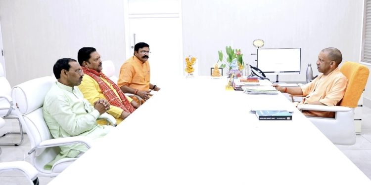 मुख्यमंत्री योगी से मिले बदायूं के तीनों विधायक, विकास कार्यों के साथ राजनीतिक गतिविधियों पर हुई चर्चा