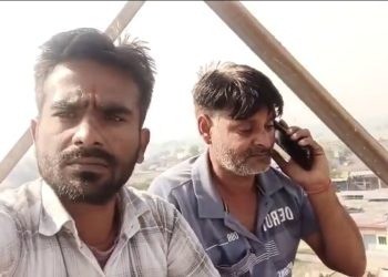 मंदिर विवाद को लेकर मोबाइल टावर पर चढ़े आकाश पाठक और मुकेश, कार्रवाई न होने पर कूदने की धमकी