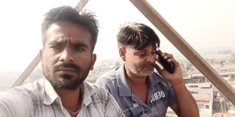 मंदिर विवाद को लेकर मोबाइल टावर पर चढ़े आकाश पाठक और मुकेश, कार्रवाई न होने पर कूदने की धमकी
